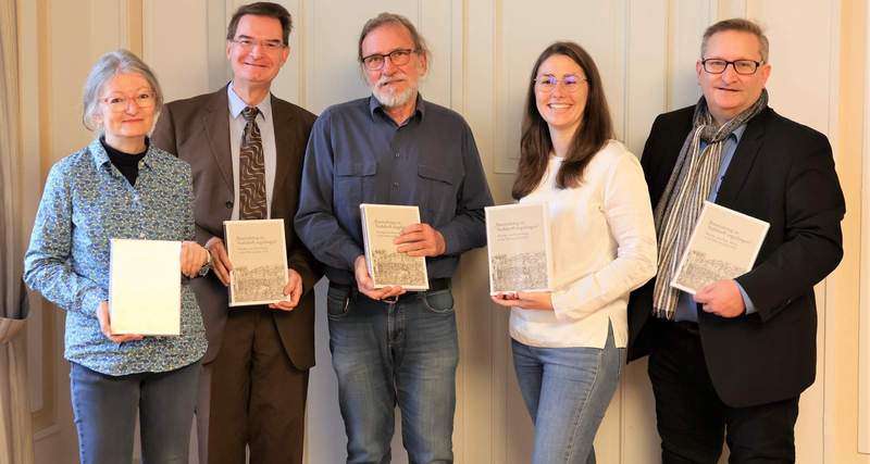 Von links. Simone Neusüß (Historischer Arbeitskreis Bauernkriegshaus Nußdorf), Ulrich Wien (Vorsitzender des Historischen Vereins der Pfalz), Rolf Übel (Historischen Arbeitskreis Bauernkriegshaus Nußdorf), Lena Dürphold (Schuldezernentin und Beigeordnete), Björn Kilian (Mitglied des Historischen Vereins der Pfalz) bei der Übergabe des Buchprojekts für die Schulbibliotheken der LDer Gymnasien und der Integrierten Gesamtschule. Foto. Stadt. LD. Frei