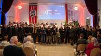 Die Aktiven und der Nachwuchs der Feuerwehr Edesheim gemeinsam auf der Bühne. Foto. FW. Frei. 