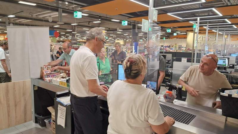 Und die Feuerwehr ist auch mit in der Schlange. Foto. rw. 