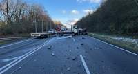 Kollision zwischen Lkw und Pkw am heutigen Freitagmittag bei Albersweiler. Eine stundenlange Sperrung war die Folge. 