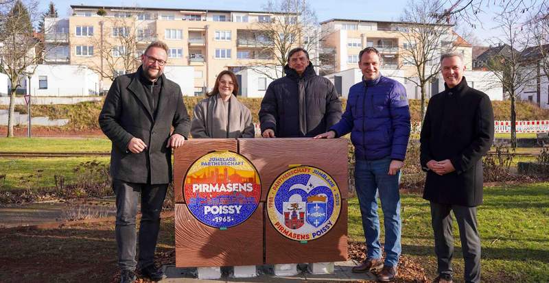 Von links. OB Markus Zwick, Lena Drechsler (verantwortlich für die Städtepartnerschaft), Amtsleiter Stadtmarketing Rolf Schlicher, Beigeordneter Denis Clauer, Bürgermeister Michael Maas. Foto. Stadt PS. Max Mahr. Frei. 