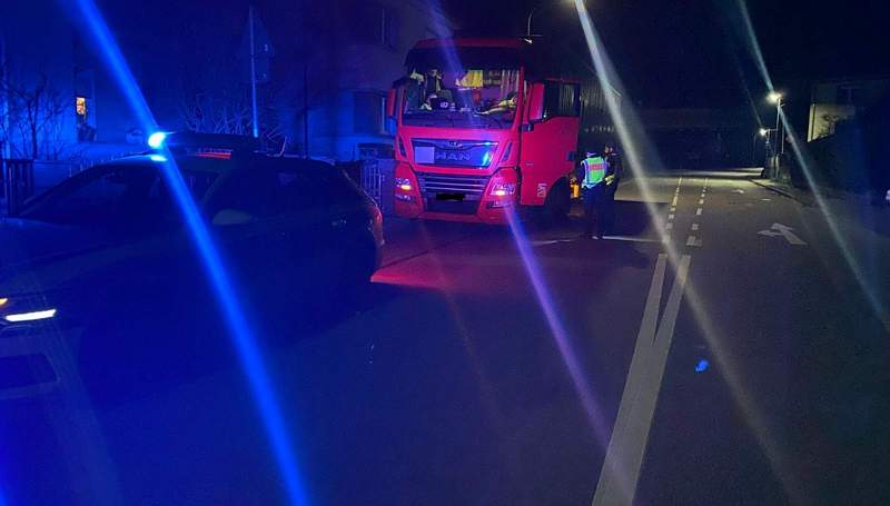 Kontrolle. Nachtfahrverbot auf der B 10 bei LD. 
