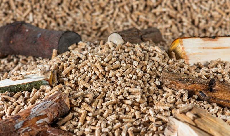 Kein Braund, sondern Holz-Pellets in einem Kaminofen haben in der Nacht eine starke Rauchentwicklung in einem Wohnhaus in Bornheim ausgelöst. 