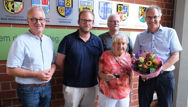 Dora Petershans (vorne) mit Landrat Dietmar Seefeldt, Ludwig Lintz, früherer Stadtbürgermeister Edenkoben, Daniel Poth, Stadtbürgermeister Edenkoben, und Eberhard Frankmann, 1. Beigeordneter der VG Edenkoben (von rechts nach links). Foto. KV. SÜW. Frei.