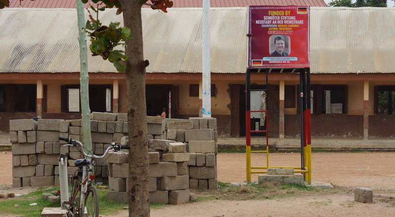 Michael Landgrafs Engagement für sauberes Trinkwasser in Ghana ist auch auf einem Plakat vor Ort festgehalten. Foto. sp. 