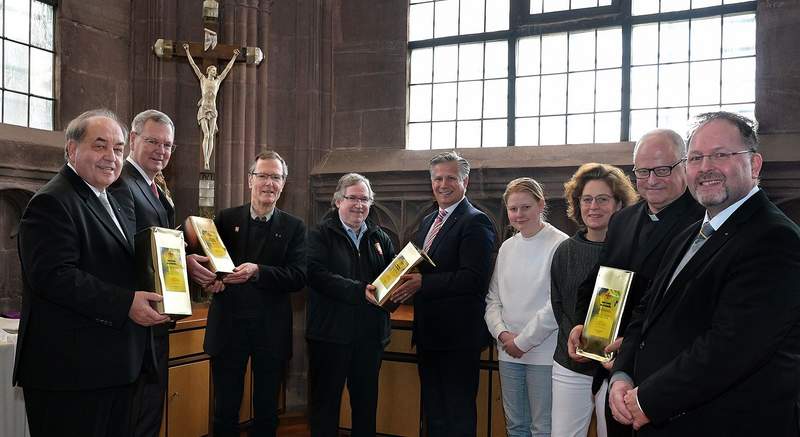 Vertreter der des Ordens der Ritter vom Heiligen Grab bei der Übergabe des Olivenöls in der Sakristei des Domes. Von links. Winfried Szkutnik, Dr. Benedikt Raether, Domdekan und Domkustos Dr. Christoph Kohl, Domsakristan Markus Belz, Prof. Dr. Christopher Wolf, Hermine Bludovsky, Melanie Lang, PD Dr. Joachim Reger, Bernhard Kinzinger. Foto. Klaus Landry. Domkapitel. Pressefrei.