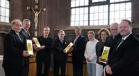Vertreter der des Ordens der Ritter vom Heiligen Grab bei der Übergabe des Olivenöls in der Sakristei des Domes. Von links. Winfried Szkutnik, Dr. Benedikt Raether, Domdekan und Domkustos Dr. Christoph Kohl, Domsakristan Markus Belz, Prof. Dr. Christopher Wolf, Hermine Bludovsky, Melanie Lang, PD Dr. Joachim Reger, Bernhard Kinzinger. Foto. Klaus Landry. Domkapitel. Pressefrei.