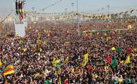 Um mal einen Eindruck zu bekommen, welche Menschenmassen bei Newroz, dem Frühlingsfest im Orient zusammenkommen können. Hier in Diyarbakir in der Türkei.