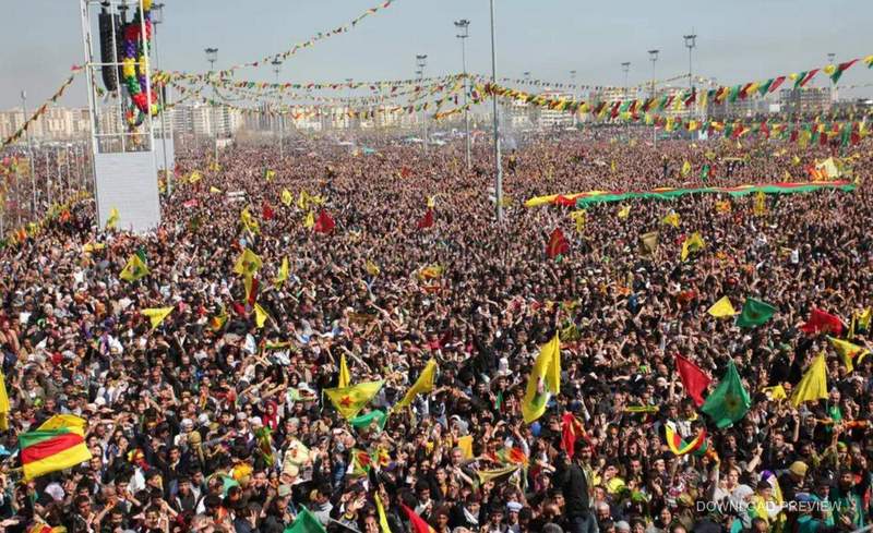 Um mal einen Eindruck zu bekommen, welche Menschenmassen bei Newroz, dem Frühlingsfest im Orient zusammenkommen können. Hier in Diyarbakir in der Türkei.