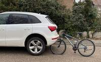 Auto fährt rückwärts auf Radfahrer auf. Passiert in Haßloch. 