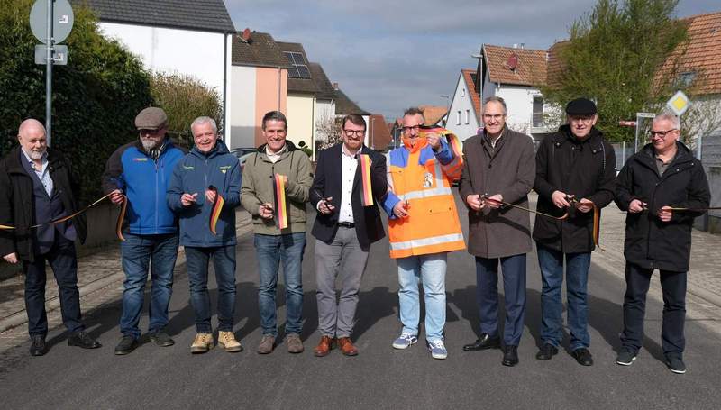 Sie haben die Straße mit einem Banddurchschnitt symbolisch freigegeben. Von links. Landtagsabgeordneter Eugen Ziegler, Christian Hambsch (Geschäftsführer Hambsch Tiefbau), Ortsvorsteher Markus Dudenhöffer, Kreisbeigeordneter Uwe Huth, Ortsbürgermeister und Landtagsabgeordneter Sven Koch, Staatssekretär Andy Becht, Landrat Dietmar Seefeldt, Erster Kreisbeigeordneter Georg Kern und Christian Sommer, Bürgermeister VG Herxheim (von links). Foto. KV. SÜW. Frei. 