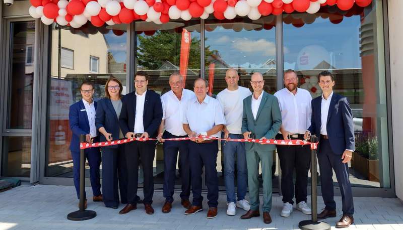 Eröffnung der neu gestalteten Marktdirektion in Kandel. Im Bild (v.l.n.r.). Alexander Kindler, Iris Kommritz, Benjamin Hirsch, Volker Merkel, Michael Gaudier, Martin Brandl, Svend Larsen, Mike Schönlaub, Marco Breßler. 