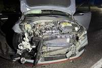 Eines der beiden Totalschaden-Fahrzeuge nach dem Unfall auf der A 65 bei Edesheim in der gestrigen Freitagnacht. 