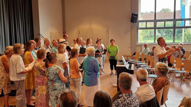 Die Chorgemeinschaft Oberotterbach bei der Begrüßung der Gästeschar zum Kerwe-Empfang. Ganz rechts Chorleiter Peter Kusenbach. Foto. rw.