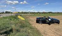 Die Fahrerin dieses schwarzen BMW bei Freimersheim hatte Vorfahrt. Die Frau, die sie von der Straße "fegte" hat das für sie geltende Stopp-Schild einfach missachtet.