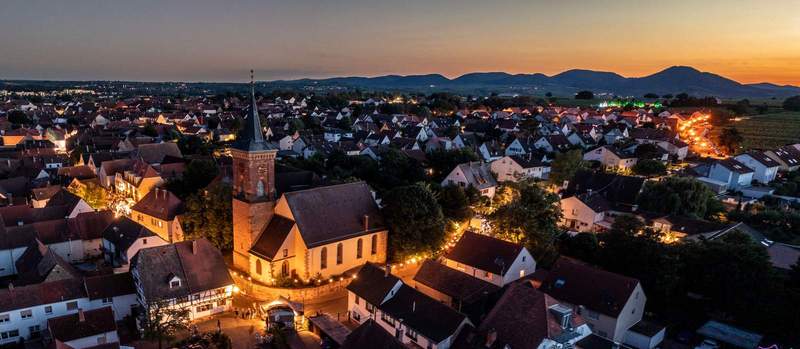 Hoch die Schorlegläser. Nußdorf ist das nächste LDer Stadtdorf, das seine Weinkerwe feiert. Foto. Alexander Martin. Pressefrei. 