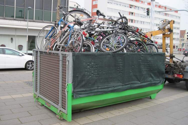 Hunderte Fahrräder wurden in den vergangenen Jahren vom Hauptbahnhof LD und anderen Teilen der Stadt abtransportiert und auf einen Lagerplatz gebracht. Foto. Stadt. LD. Frei. 