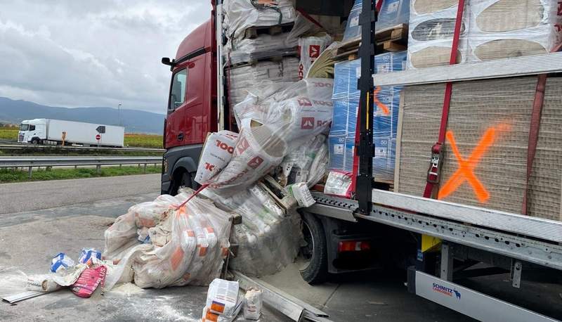 Zur Kontrolle angehalten. Auf dem A-65-Rastplatz bei Edesheim purzelte die ungesicherte Ladung einfach aus dem Lkw.