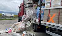 Zur Kontrolle angehalten. Auf dem A-65-Rastplatz bei Edesheim purzelte die ungesicherte Ladung einfach aus dem Lkw.