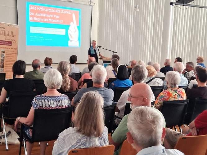 Der Ratssaal der VG-Verwaltung in Annweiler war zum Auftakt der neuen Vortragsreihe "Junge Mittelalterforschung" mit rund 100 Besuchern bis auf den letzten Platz besetzt. Foto. Günter Hirschmann. 