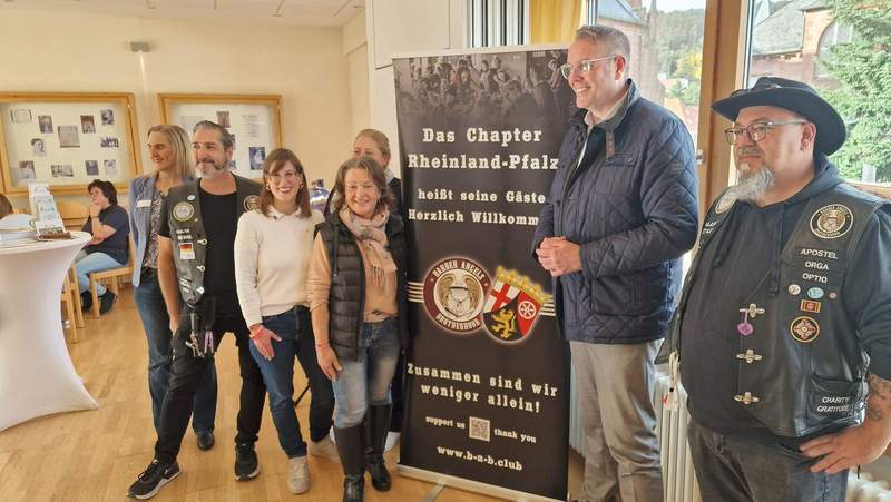 Barber-Angel-Chapter-Chef Uwe Becker (2er von links) und Mitstreitern und MP Alexander Schweitzer (2er von rechts). Foto. rw. 