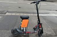 Marke Eigenbau. Der Fahrer dieses E-Scooters hat sich einen Sitz auf seinem Gefährt montiert. Erwischt in Edenkoben. 