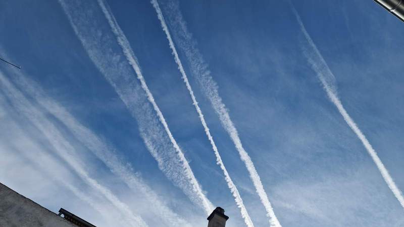 Viel Betrieb in der Luft. Der Himmel über der Südpfalz am heutigen Ostersonntagmorgen, etwa 9.30 Uhr. Blick gen oben vom Hof hinter der suewpress.de-Redaktion aus. Foto. rw. 