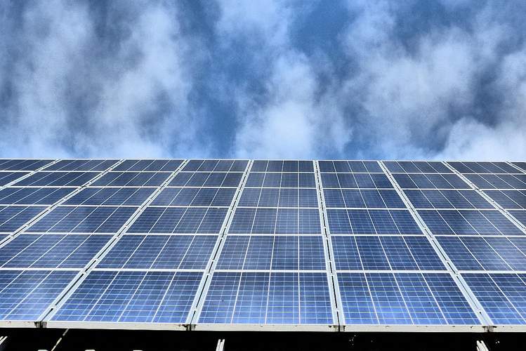 Die VG Edenkoben beginnt demnächst mit Kipki-Mitteln eigene Gebäude mit PV-Modulen auszustatten. Symbolfoto. Pixabay. Frei. 