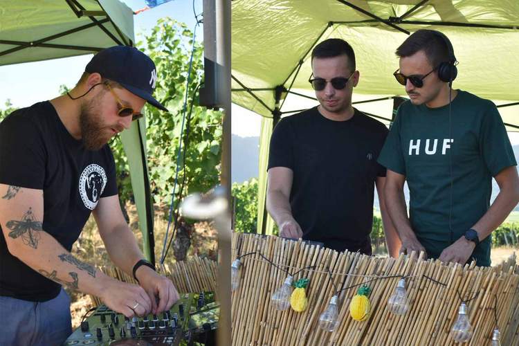 Zum Abschluss der Reihe „Hääschdner Kultursommer 2024" legen am morgigen Freitag 3 DJs auf.