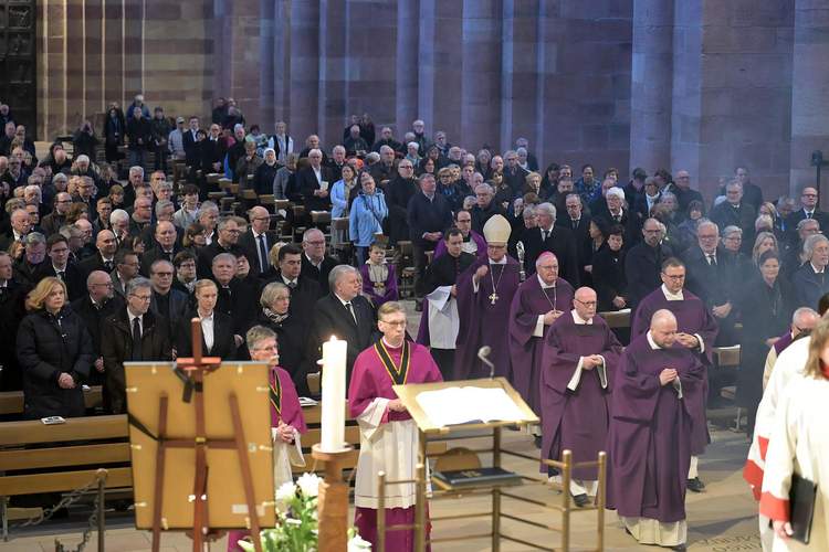 Viele, ganz viele Wegbegleiter von Bernhard Vogel waren zum Requiem für ihn in den Dom zu Speyer gekommen. Unter ihnen der ehemalige RLP-MP Kurt Beck, der ehemalige Präsident der Evangelischen Kirche der Pfalz, Eberhard Cherdron, CDU-Bundes-Politikerin und Ex-Landwirtschaftsministerin in Berlin, Julia Glöckner, der bis vor Kurzem amtierende Bezirkstagsvorsitzende Theo Wieder, Der LDer OB Dominik Geißler, SÜW-Landrat Dietmar Seefeldt und auch die Maikammerer VG-Bürgermeisterin Gabriele Flach. Foto. Klaus Landry. Pressefrei.