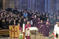 Viele, ganz viele Wegbegleiter von Bernhard Vogel waren zum Requiem für ihn in den Dom zu Speyer gekommen. Unter ihnen der ehemalige RLP-MP Kurt Beck, der ehemalige Präsident der Evangelischen Kirche der Pfalz, Eberhard Cherdron, CDU-Bundes-Politikerin und Ex-Landwirtschaftsministerin in Berlin, Julia Glöckner, der bis vor Kurzem amtierende Bezirkstagsvorsitzende Theo Wieder, Der LDer OB Dominik Geißler, SÜW-Landrat Dietmar Seefeldt und auch die Maikammerer VG-Bürgermeisterin Gabriele Flach. Foto. Klaus Landry. Pressefrei.