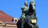 Der Reiter auf dem LDer Rathausplatz steht nicht wirklich zum Verkauf, sondern rein symbolisch. Foto. Stadt. LD. Frei.
