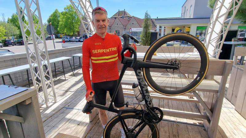 Er kommt extra aus England, um sich im dritten Rennen für die Weltmeisterserie zu qualifizieren. Distanz. 100 Kilometer. 