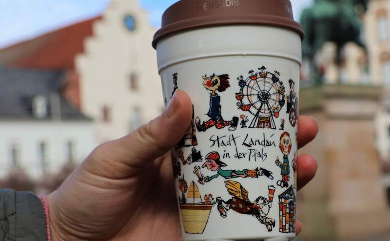 Der neue Mehrwegbecher mit LD-Motiven von Xaver Mayer. Foto. Stadt. LD. Frei. 