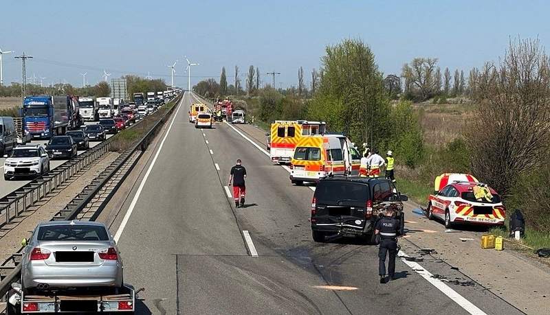 2 x hat es am Freitag am Autobahnkreuz LU gekracht. Den Schaden beziffert die Polizei zunächst mal auf rund 60.000 Euro.