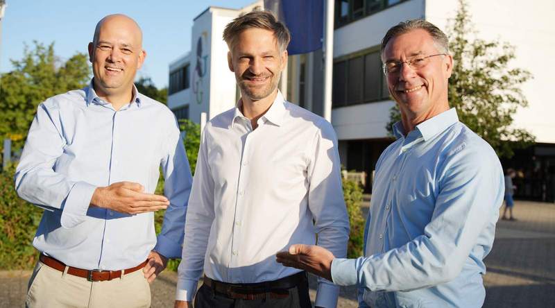 Landrat Martin Brandl (links) und der Erste Kreisbeigeordnete, Christoph Buttweiler (rechts) beglückwünschen den neuen Schulleiter des Goethe-Gymnasiums, Martin Stein, in GER. 