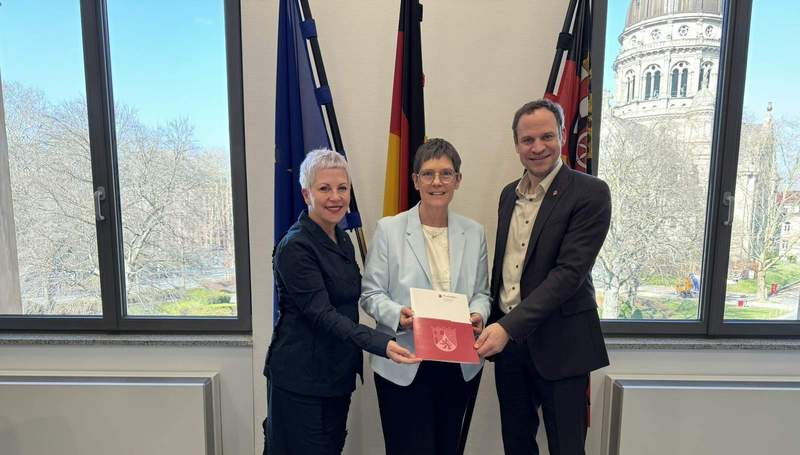 Wirtschafts-Staatssekretärin Petra Dick-Walther (Mitte) überreicht einen Förderbescheid über 8 Millionen Euro an die Stadt PS. Foto. MWVLW-RLP. Pressefrei. 