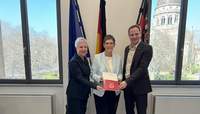 Wirtschafts-Staatssekretärin Petra Dick-Walther (Mitte) überreicht einen Förderbescheid über 8 Millionen Euro an die Stadt PS. Foto. MWVLW-RLP. Pressefrei. 
