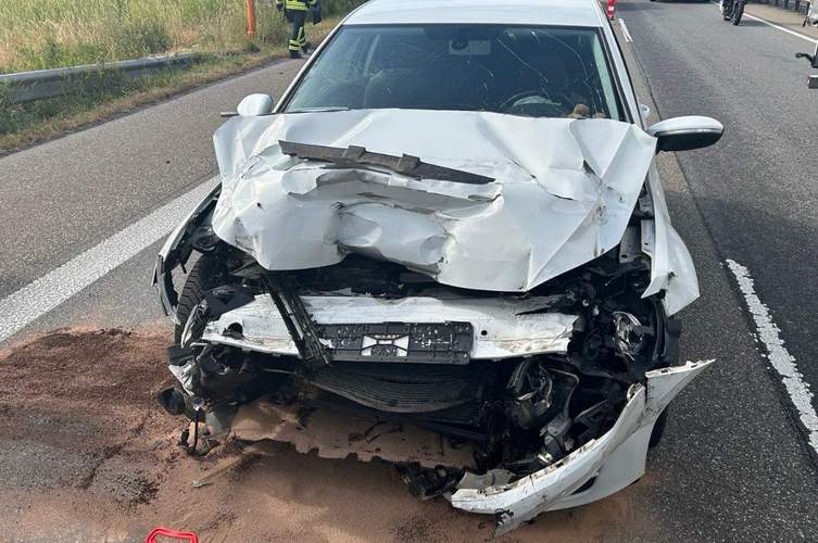 Dieser Pkw ist am heutigen Mittwoch wegen seiner Handy-Daddelei auf der A 65 bei LD ungebremst in einen stehenden Lkw gekracht ...