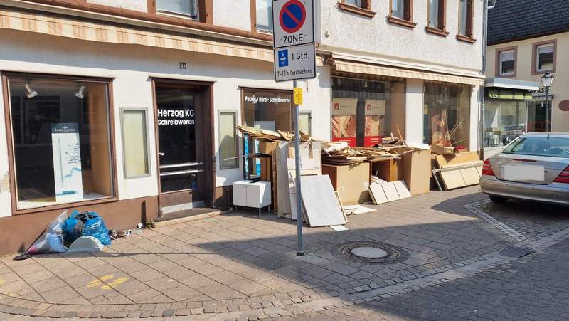 Seit etlichen Tagen steht der (Sperr-)Müll in der Königstraße unweit des Ordnungsamtes im BZAer Schloss auf der Straße. Foto. rw. 