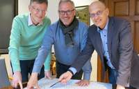 Mit vereinten Kräften für eine „krisenfeste Wasserversorgung“. GERs Bürgermeister Marcus Schaile (Bildmitte), sein Amtskollege Karl Dieter Wünstel (rechts) sowie Dr. Christian Jestrabek, Amtsarzt des GERer Gesundheitsamtes. Foto. Snelles. Stadt. GER. Frei.