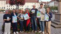 Auf dem Bild sind beteiligte städtischen Akteure der Klima-Gourmet-Ausstellung und des Rahmenprogramms zu sehen von links. Susanne Poerschke (Sozialreferentin der Pfarrei Mariä Himmelfahrt), Heike Weiß (Haus der Familie), Angelika Strauß (Gartenwerkstatt), Ina Rinck (städtische Jugendförderung), Oliver Decken (städtische Klimastabstelle), Michael Bappert (Schrebergartenverein Landau) und Angelika Kemmler (städtische Ehrenamtsbeauftragte). Foto. Stadt. LD. Pressefrei.