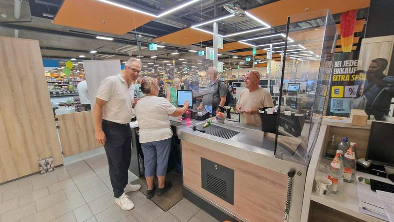 Irgendwie spielte die Technik plötzlich nicht mehr an der Kasse mit. Eine SBK-Mitarbeiterin hat es gerichtet. Foto. rw. 