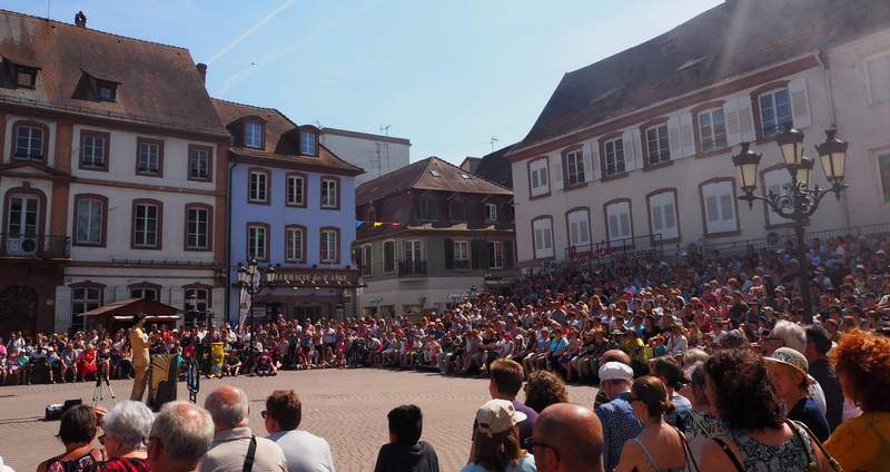 Das Festival du Houblon im elsässischen Hagenau zählt zu den größten Festivals im Osten Frankreichs und vereint internationale Musik, Tanz sowie Rhythmen aus aller Welt. Foto. Stadt. LD. Frei. 