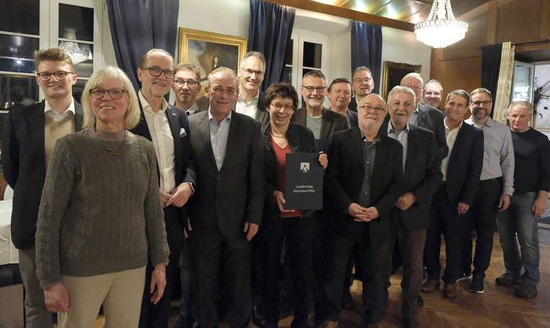 Von links. Helmut Breuner, Andrea Klein, Wolfgang Schwarz, Peter Sturm, Olaf Gouasé, Landrat Dietmar Seefeldt, Ruth Hänling, Kurt Wagenführer, Ulrich Teichmann, Rainer Wagner (vordere Reihe), Erster Kreisbeigeordneter Georg Kern (hintere Reihe), Hermann Bohrer, Alexander von Rettberg, Stefan Hitziger, Kreisbeigeordneter Uwe Huth, Nicolai Schenk und Kreisbeigeordneter Werner Schreiner. Foto. KV. SÜW. Frei.