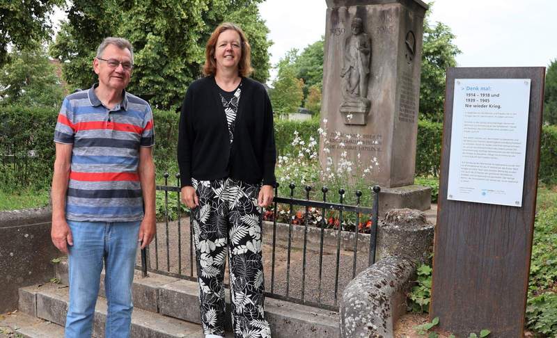 Harald Kirschthaler und Ortsvorsteherin Sandra Michler haben sich dafür engagiert, dass Interessierte in Mörlheim jetzt eine „Denk mal“-Tafel mit Hintergrundinfos zum Kriegerdenkmal vorfinden. Foto. Stadt. LD. Frei.