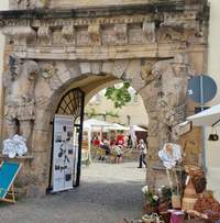 Blick in die Entschleunigung. Durch das von zwei Titanen getragene Portal zum Schlossinnenhof und dem Rosenmarkt in BZA. Foto. rw. 