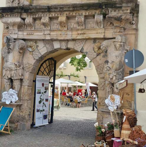 Blick in die Entschleunigung. Durch das von zwei Titanen getragene Portal zum Schlossinnenhof und dem Rosenmarkt in BZA. Foto. rw. 