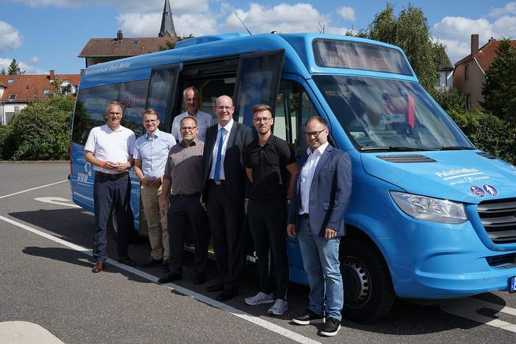 Die Teilnehmer der Premieren-Fahrt (von links). Landrat Dietmar Seefeldt, Daniel Salm, Bürgermeister der VG Edenkoben, Eberhard Frankmann, Erster Beigeordneter der Verbandsgemeinde Edenkoben, Christian Wühl, Abteilungsleiter Planung und Angebot des VRN, Geschäftsführer der Palatina Bus GmbH Marcus Weigl, Benjamin Klar, ÖPNV-Referent des Landkreises SÜW, und Florian Jung, Betriebsleiter der Palatina Bus GmbH. Foto. VG Edenkoben. Frei.