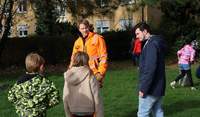 Bei der Aktion „Sauberes Landau“ packt Bürgermeister Lukas Hartmann gemeinsam mit den Schülerinnen und Schülern mit an. Foto. Stadt. LD. Frei. 